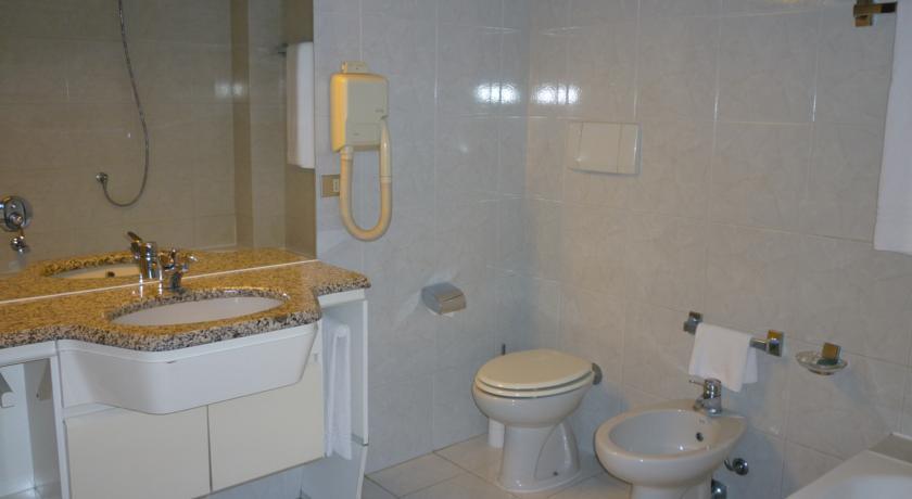 Hotel Ascot Binasco Buitenkant foto