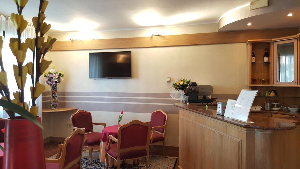 Hotel Ascot Binasco Buitenkant foto
