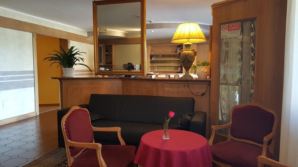 Hotel Ascot Binasco Buitenkant foto